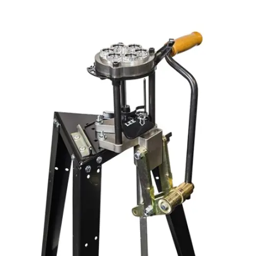 Lee Ultimate Turret Press je modernizovaný celoocelový model lisu Lee Classic Turret, vybavený nástrojovou hlavou s 6 pozicemi a dvěma indexovacími tyčemi pro konfiguraci lisu na 3 nebo 6 pozic.